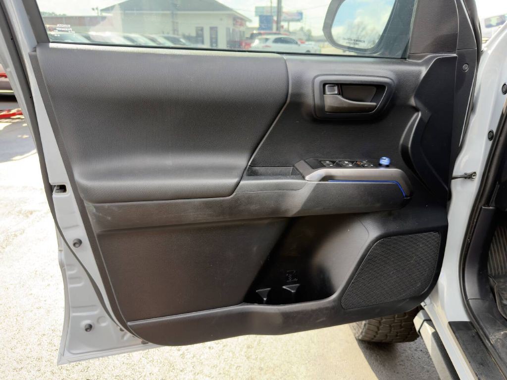 2019 Toyota Tacoma Image 17