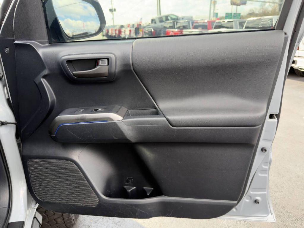 2019 Toyota Tacoma Image 18