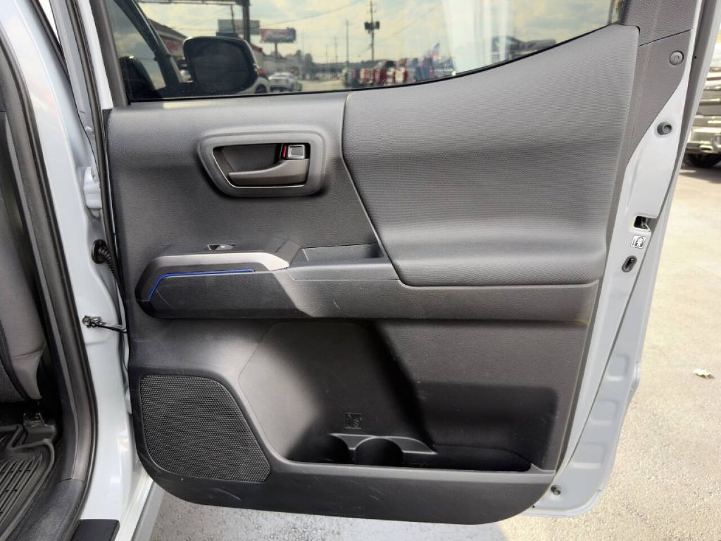 2019 Toyota Tacoma Image 20