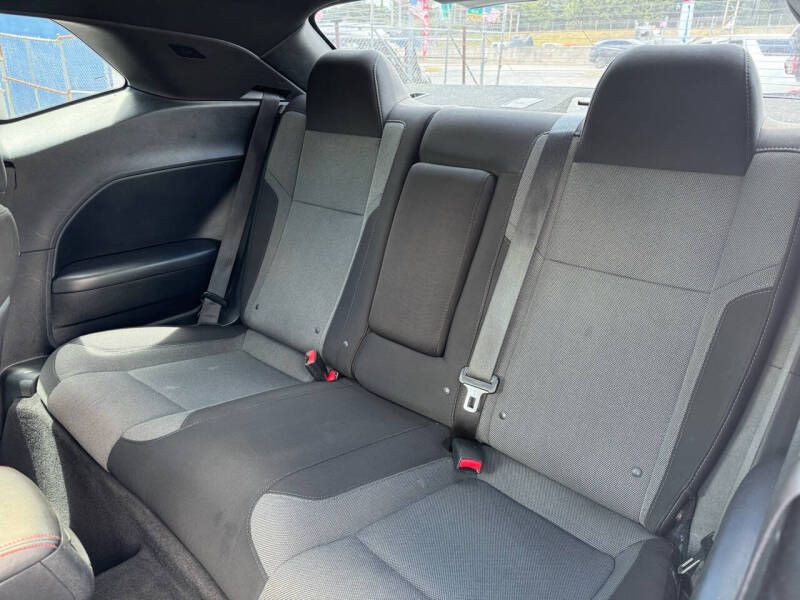 2015 Dodge Challenger Image 9