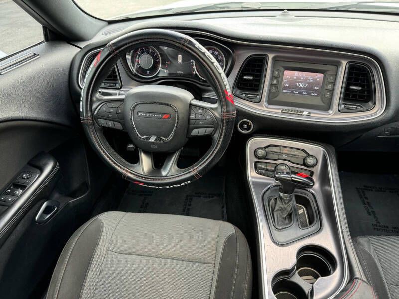 2015 Dodge Challenger Image 12