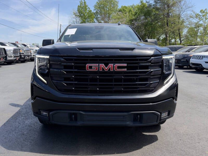 2023 GMC Sierra Image 2