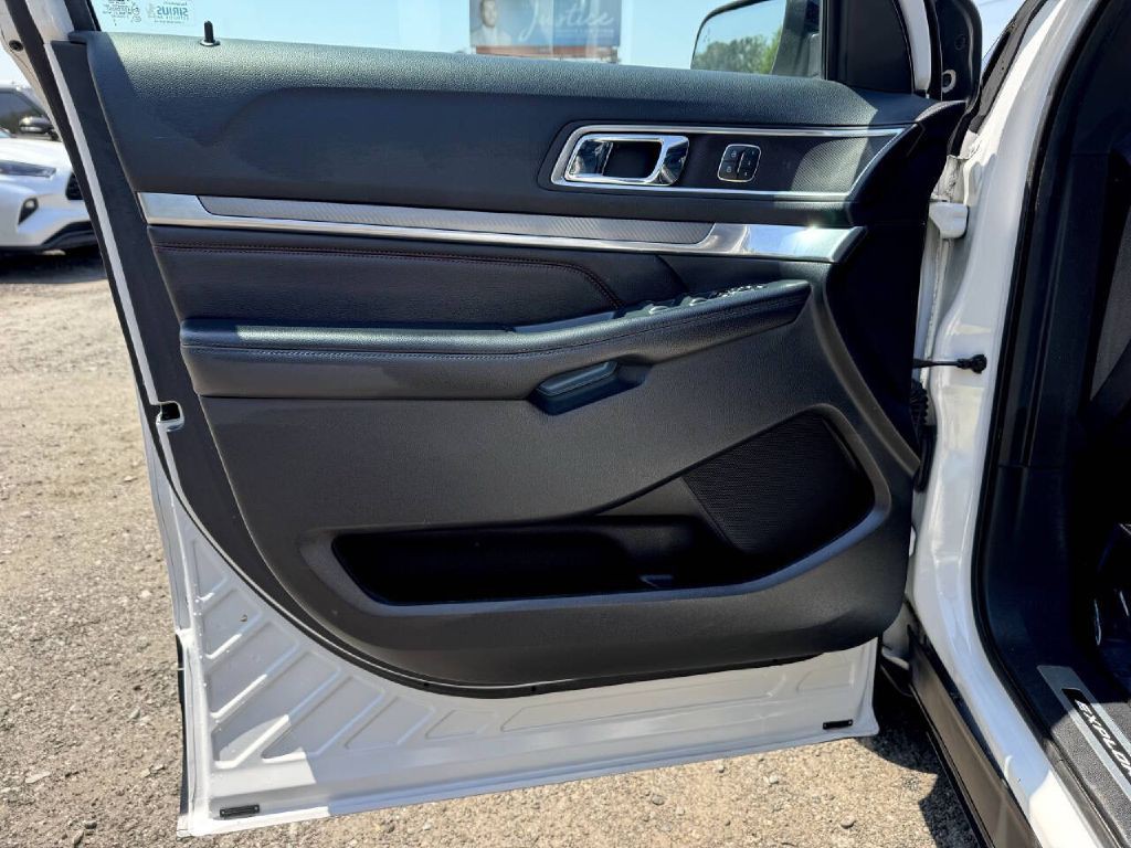 2016 Ford Explorer Image 11