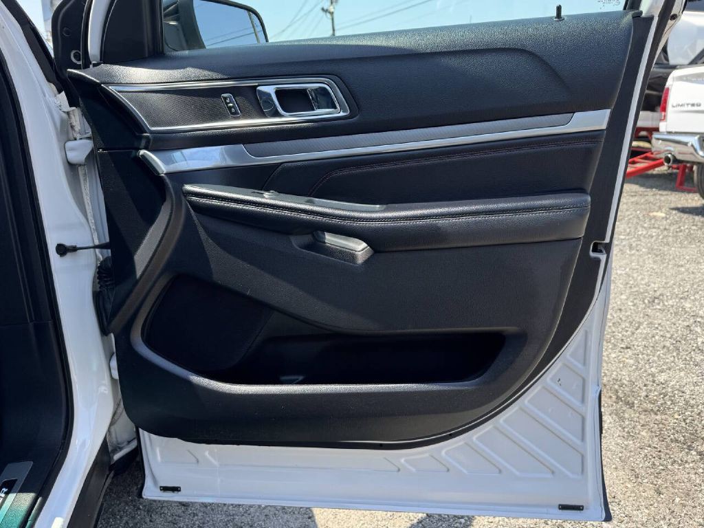 2016 Ford Explorer Image 12