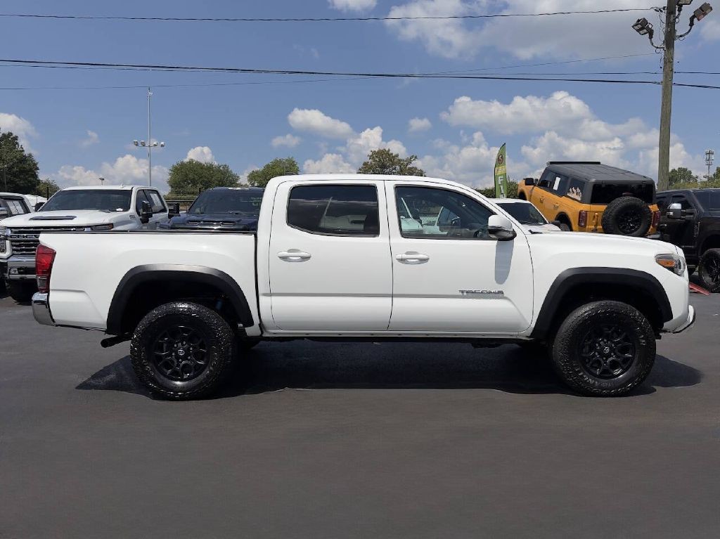 2017 Toyota Tacoma Image 5