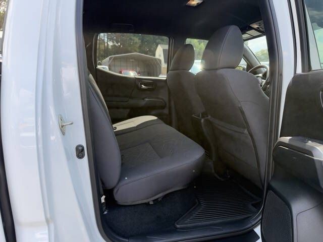 2017 Toyota Tacoma Image 12