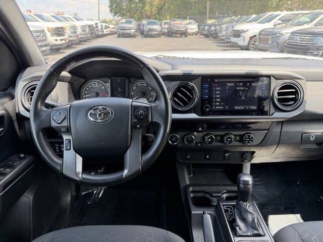 2017 Toyota Tacoma Image 14