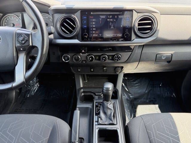 2017 Toyota Tacoma Image 16
