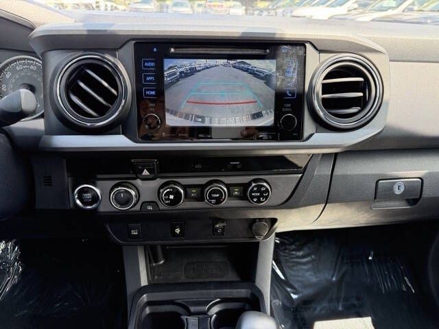 2017 Toyota Tacoma Image 17