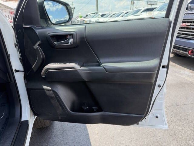 2017 Toyota Tacoma Image 19