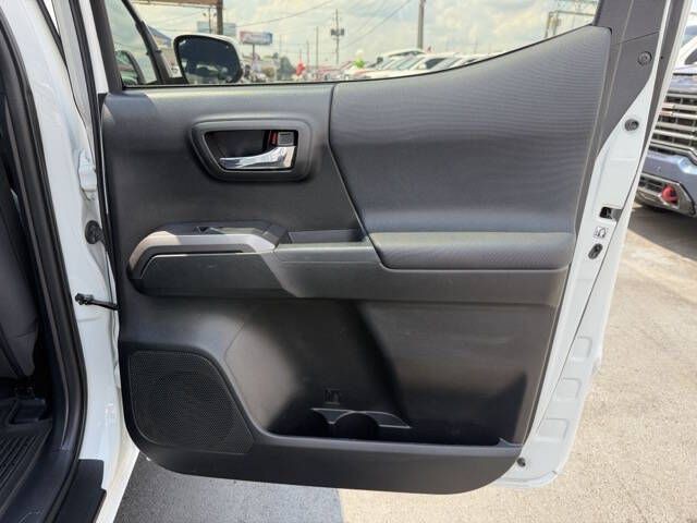 2017 Toyota Tacoma Image 21
