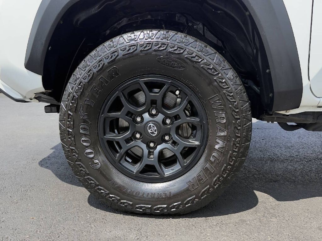 2017 Toyota Tacoma Image 22