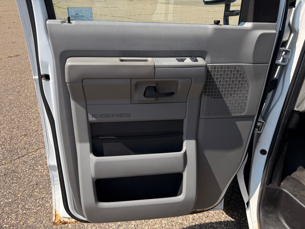 2010 Ford Econoline Image 12