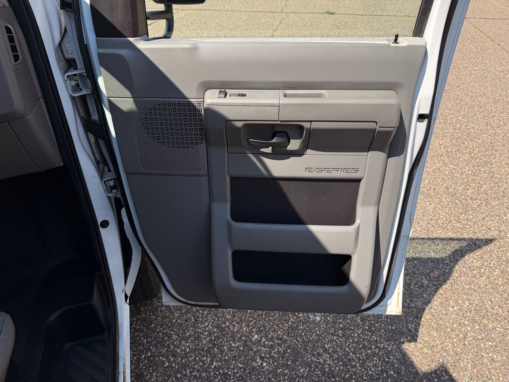 2010 Ford Econoline Image 25