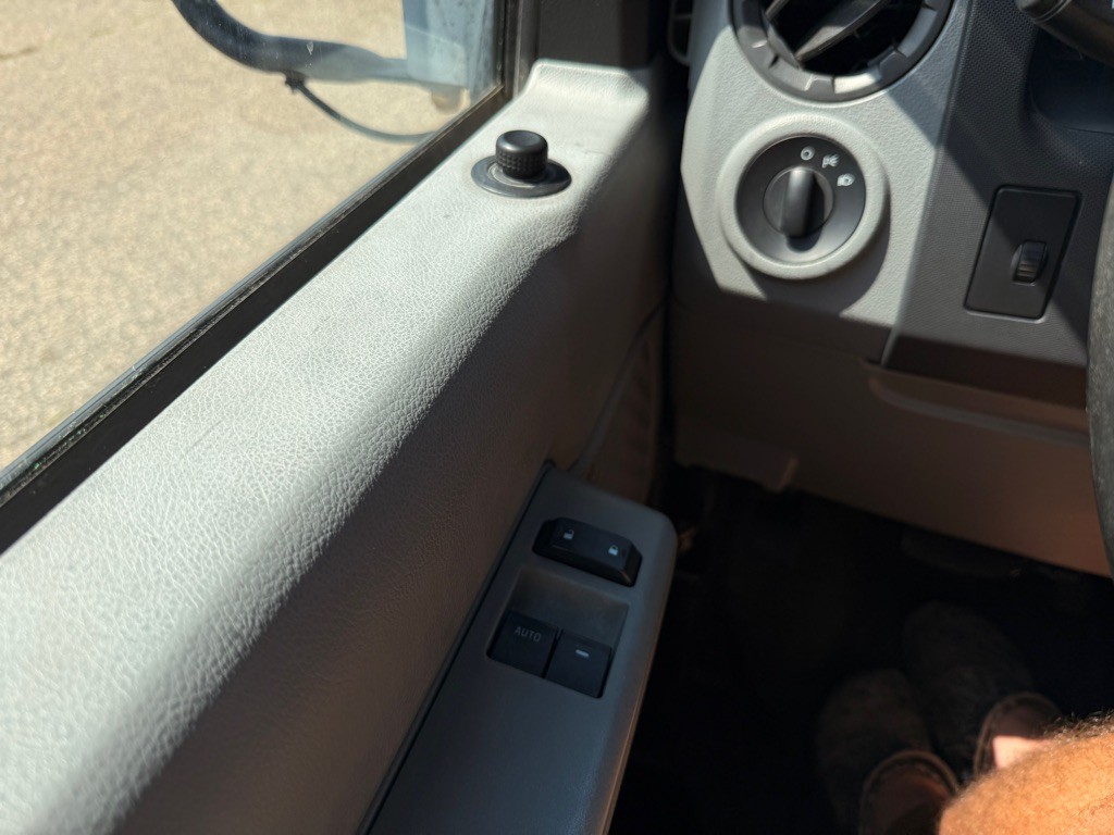 2010 Ford Econoline Image 30