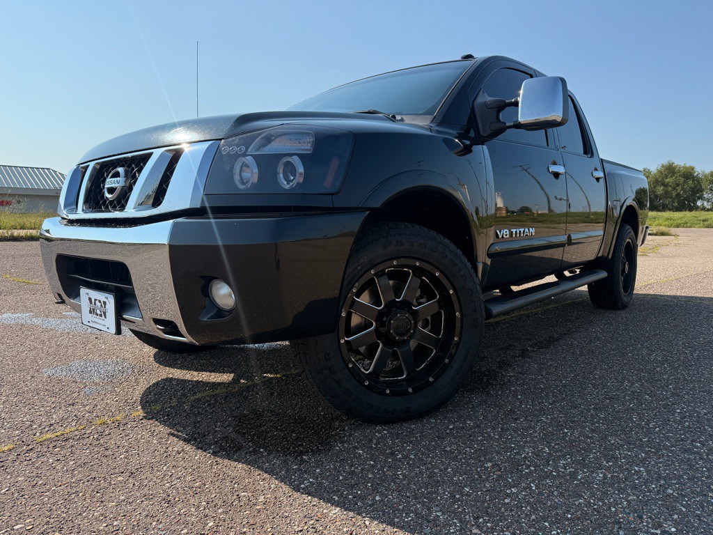 2011 Nissan Titan Image 1