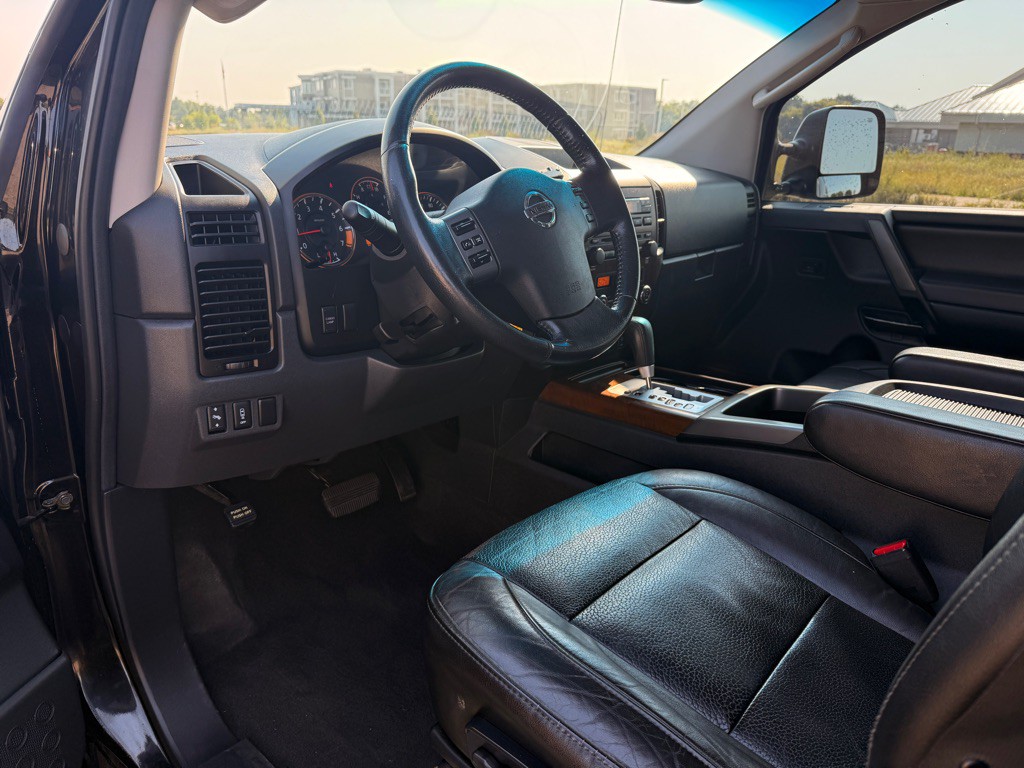 2011 Nissan Titan Image 9