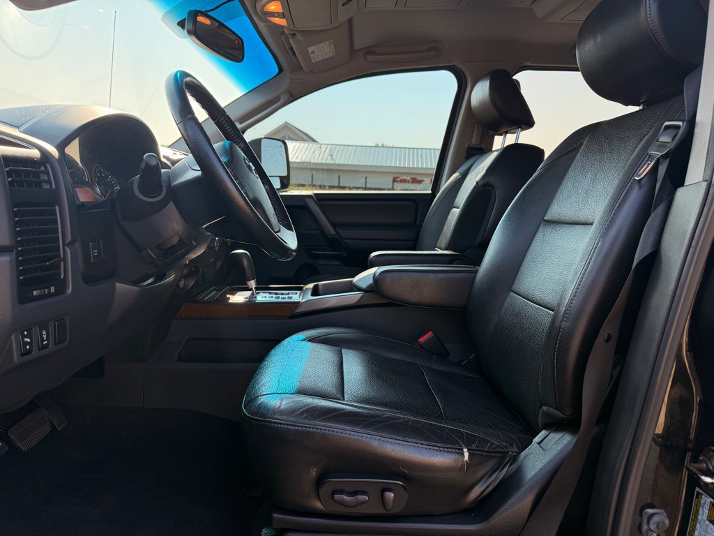 2011 Nissan Titan Image 10