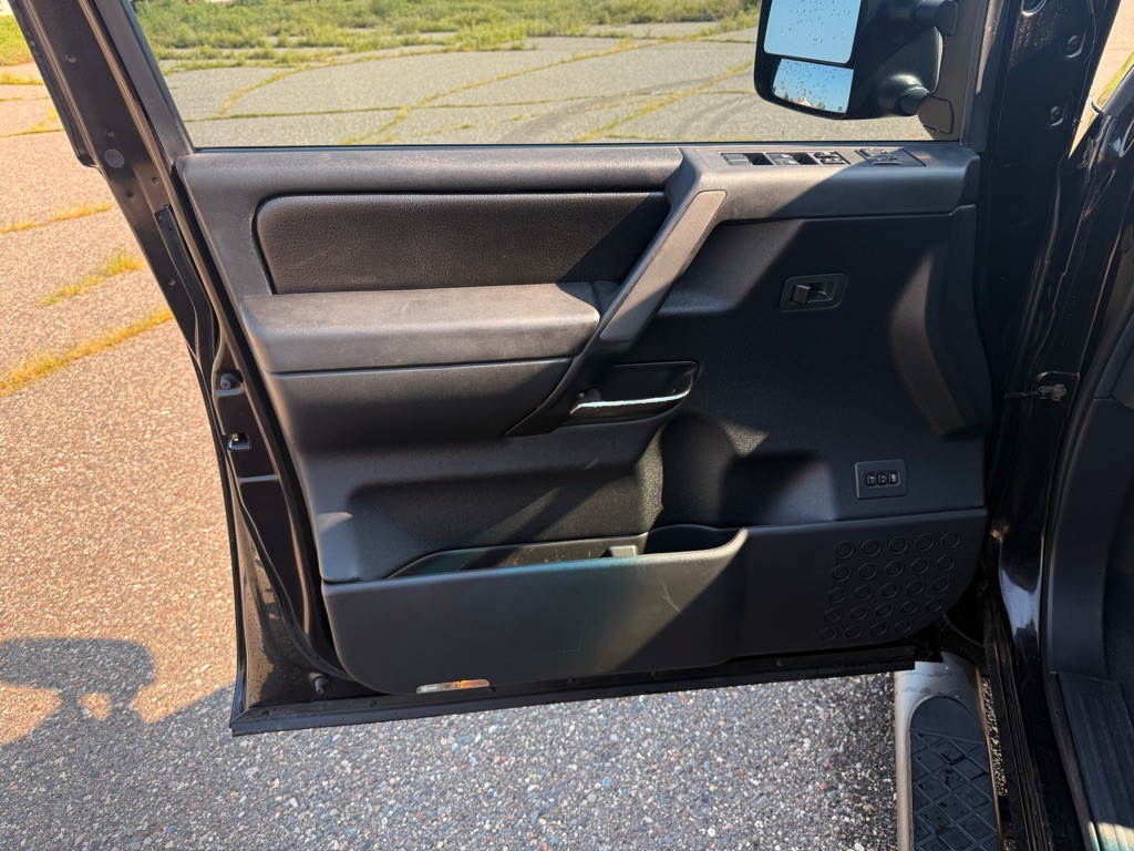 2011 Nissan Titan Image 11