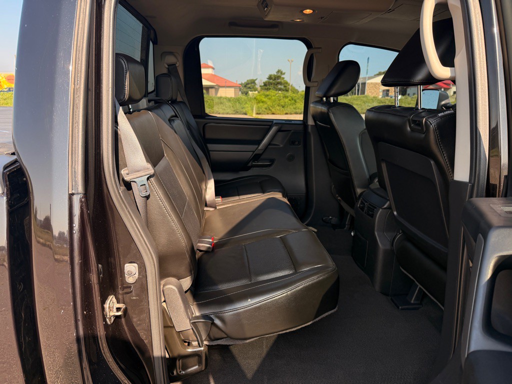 2011 Nissan Titan Image 15
