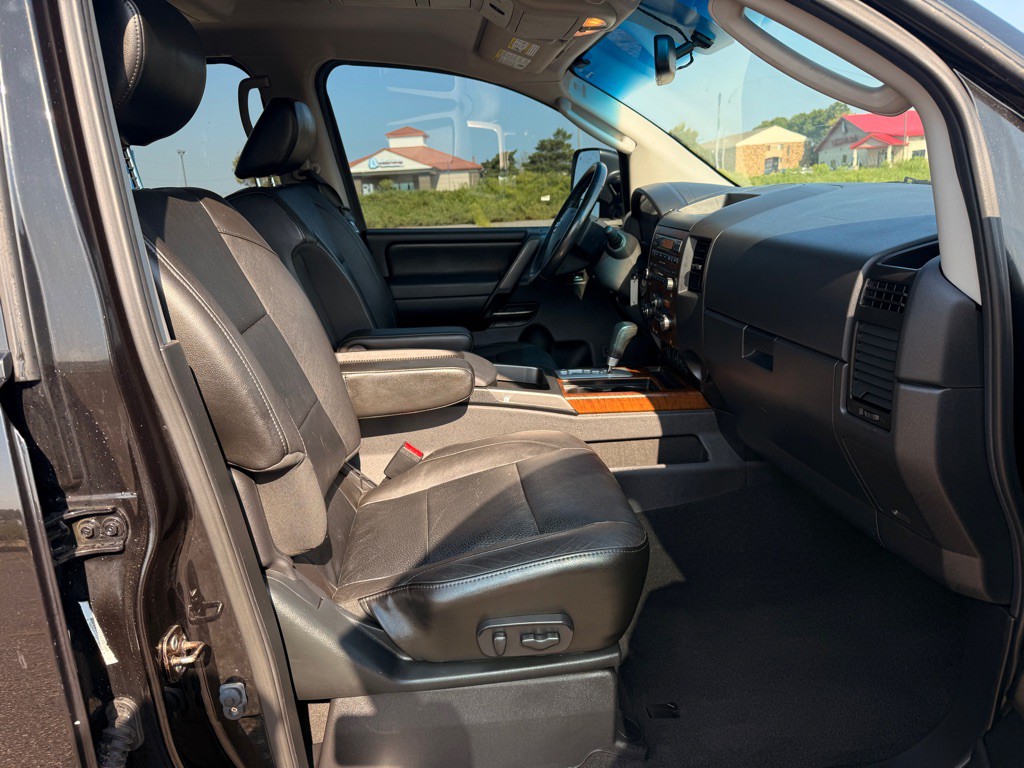 2011 Nissan Titan Image 16