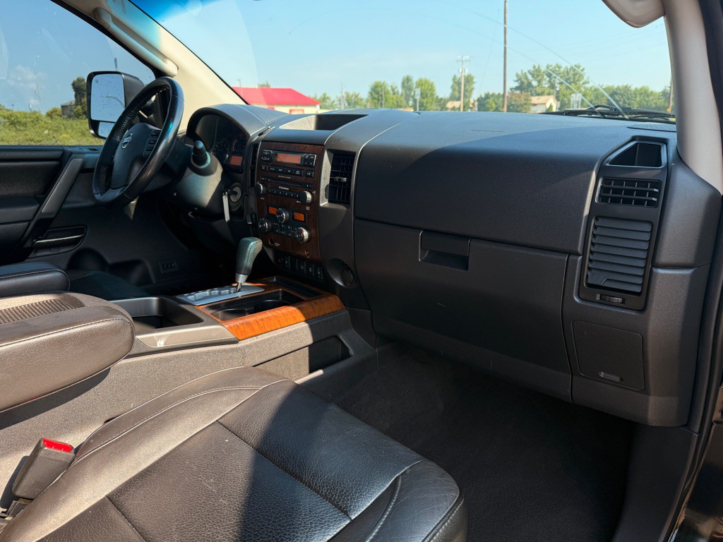 2011 Nissan Titan Image 17