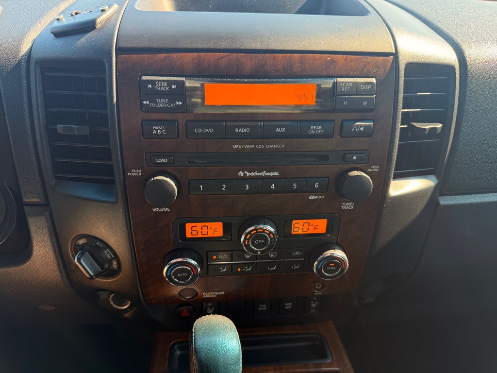 2011 Nissan Titan Image 22