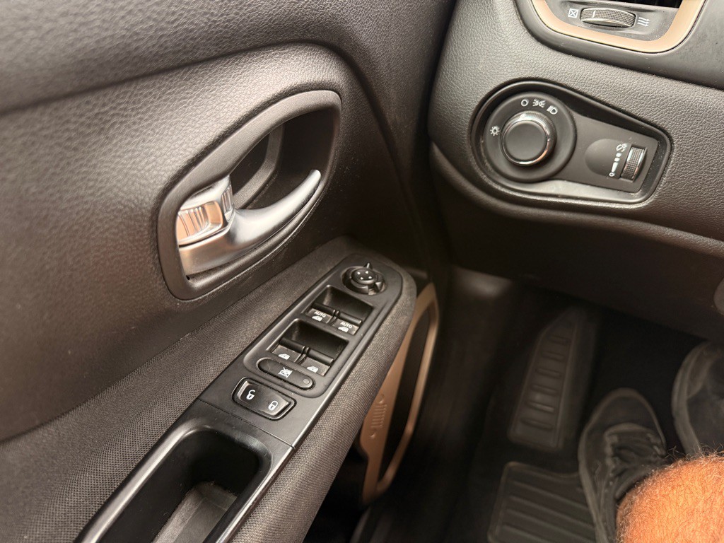 2017 Jeep Renegade Image 25