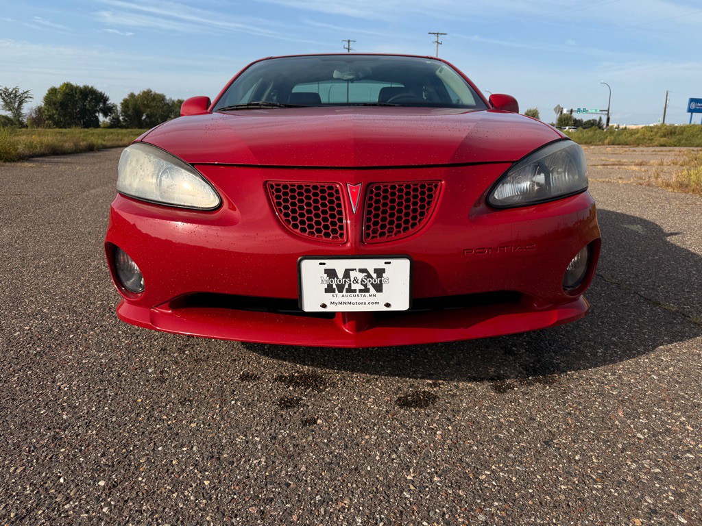 2008 Pontiac Grand Prix Image 2