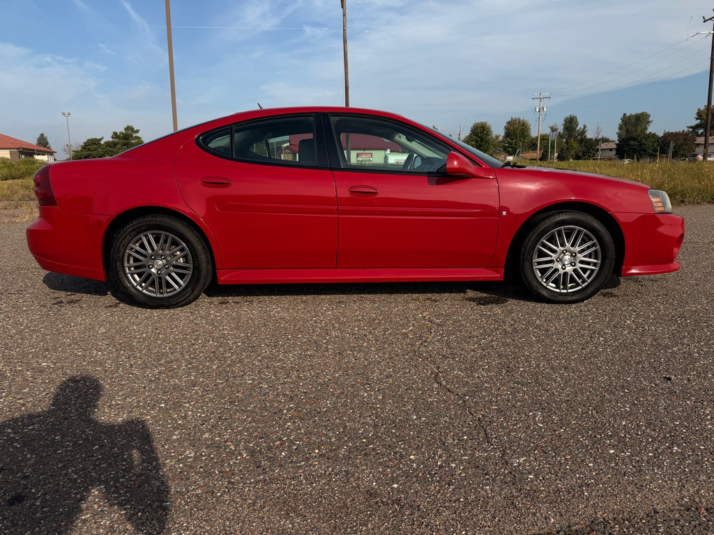 2008 Pontiac Grand Prix Image 4