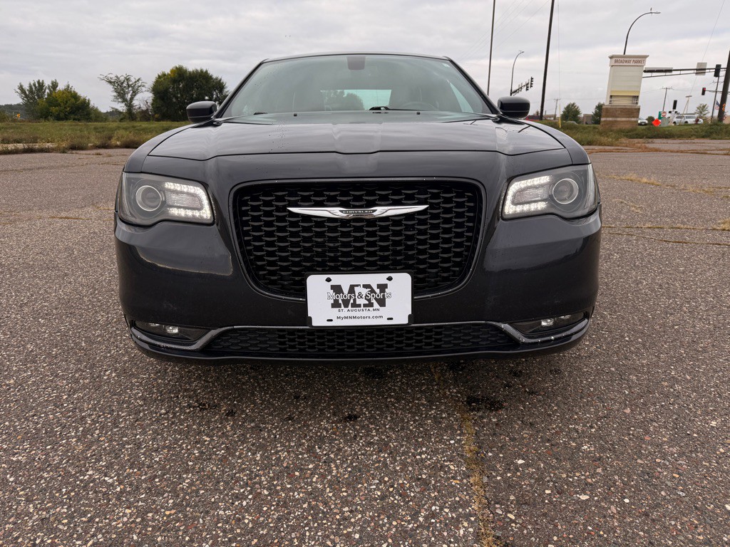 2017 Chrysler 300 Image 2