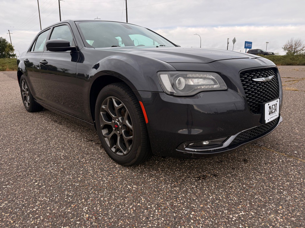 2017 Chrysler 300 Image 3