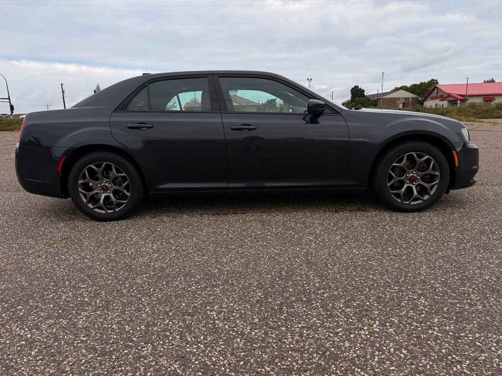 2017 Chrysler 300 Image 4