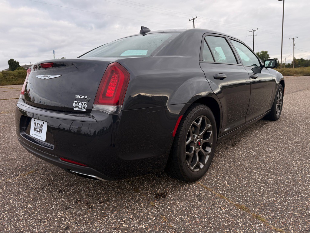 2017 Chrysler 300 Image 5