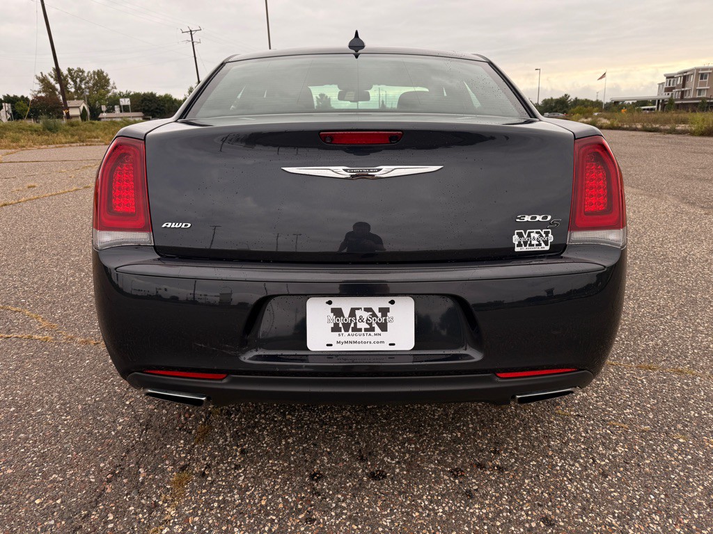 2017 Chrysler 300 Image 6