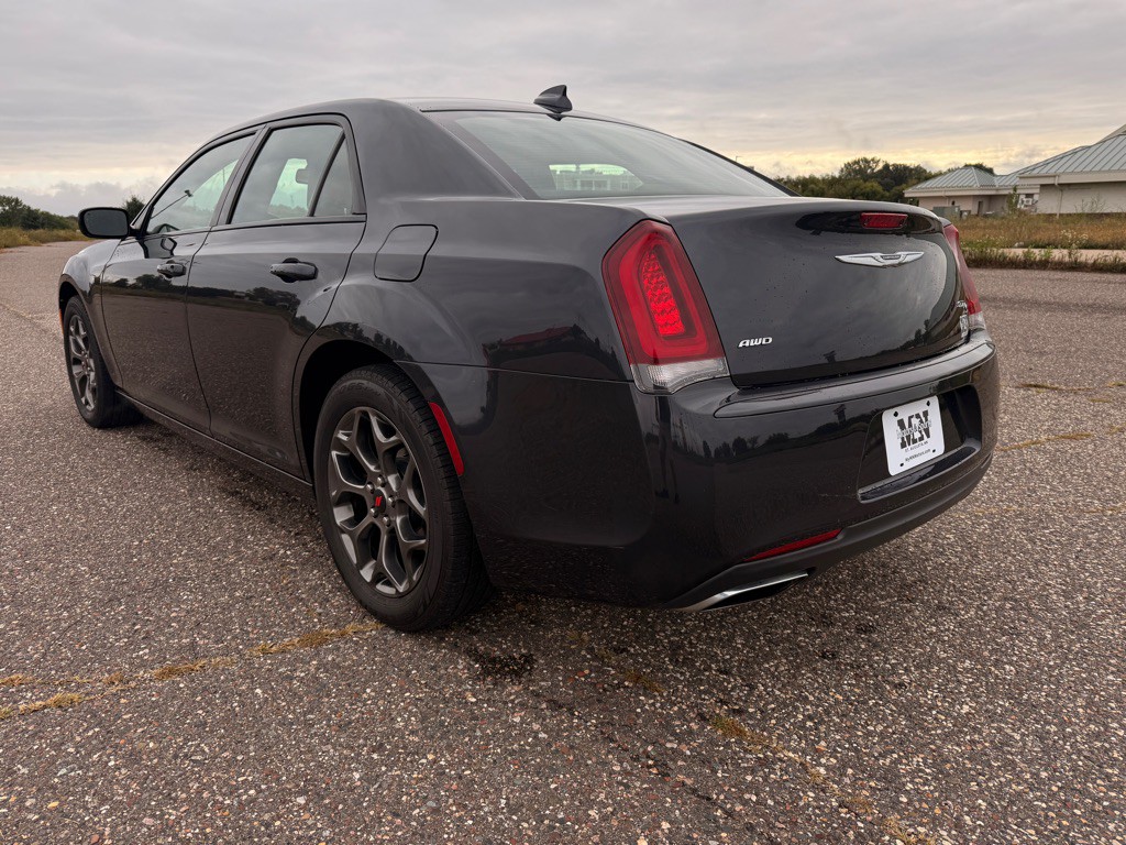2017 Chrysler 300 Image 7