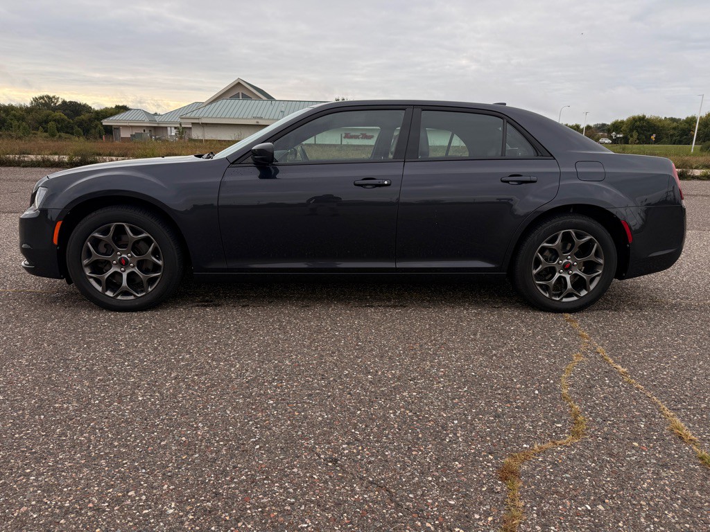 2017 Chrysler 300 Image 8