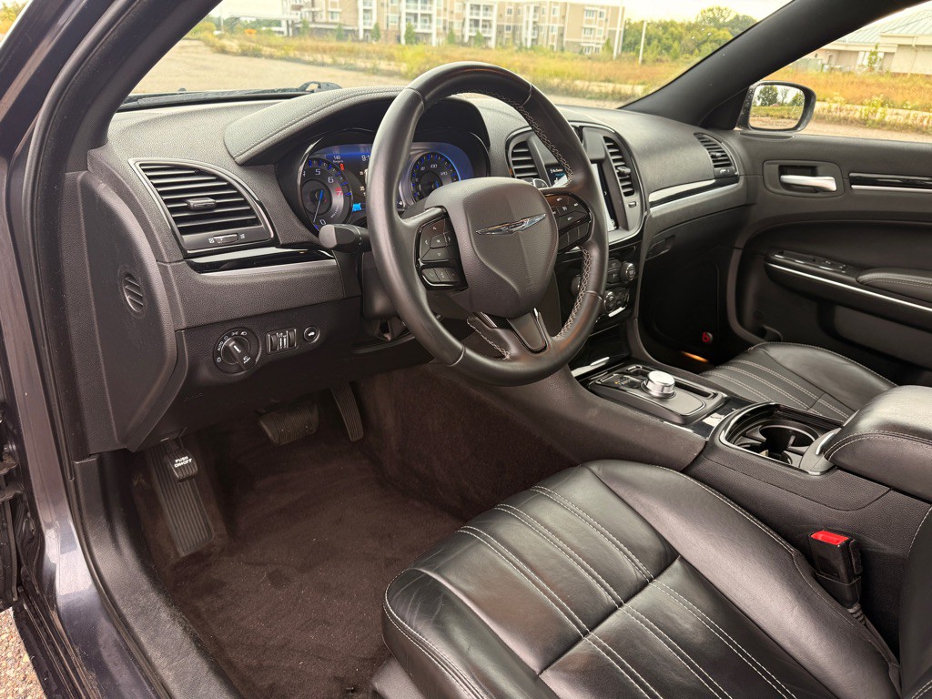 2017 Chrysler 300 Image 9