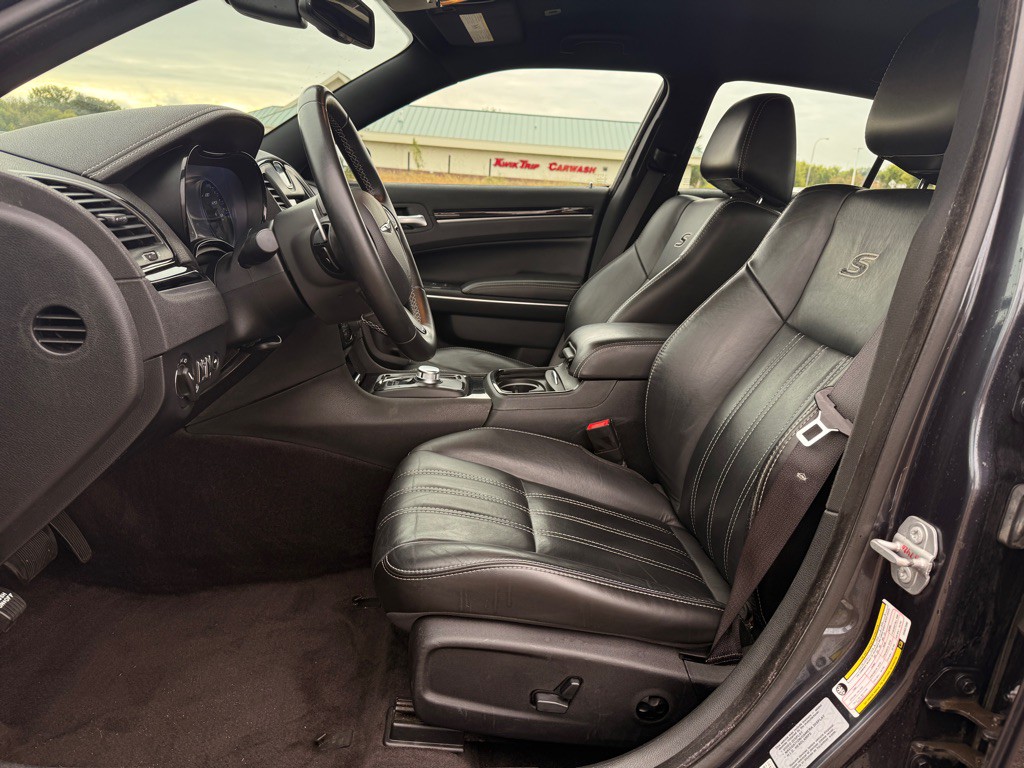 2017 Chrysler 300 Image 10