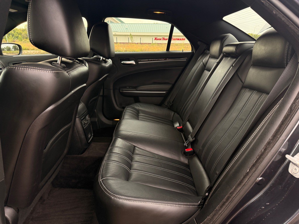 2017 Chrysler 300 Image 11