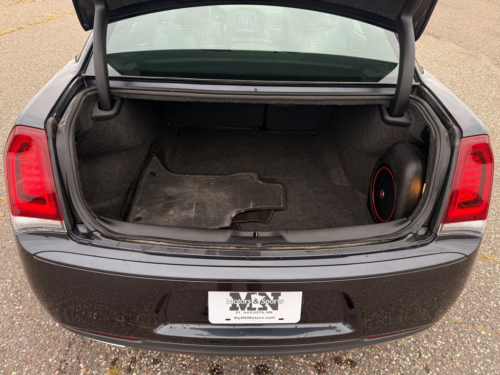 2017 Chrysler 300 Image 12