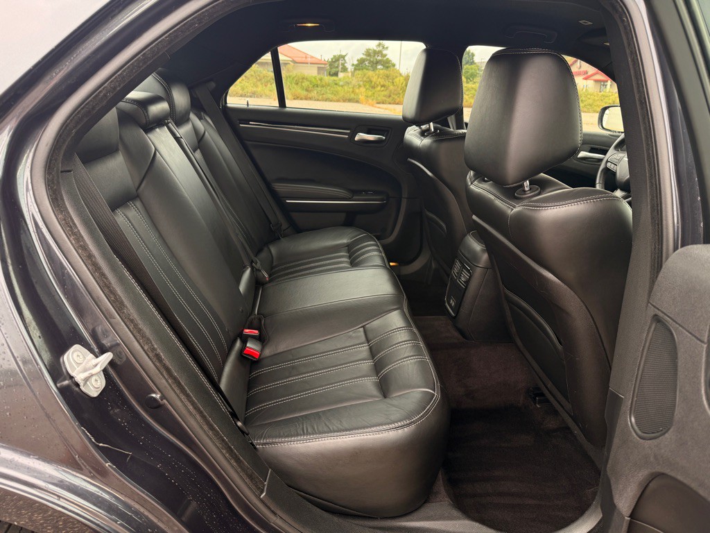 2017 Chrysler 300 Image 13