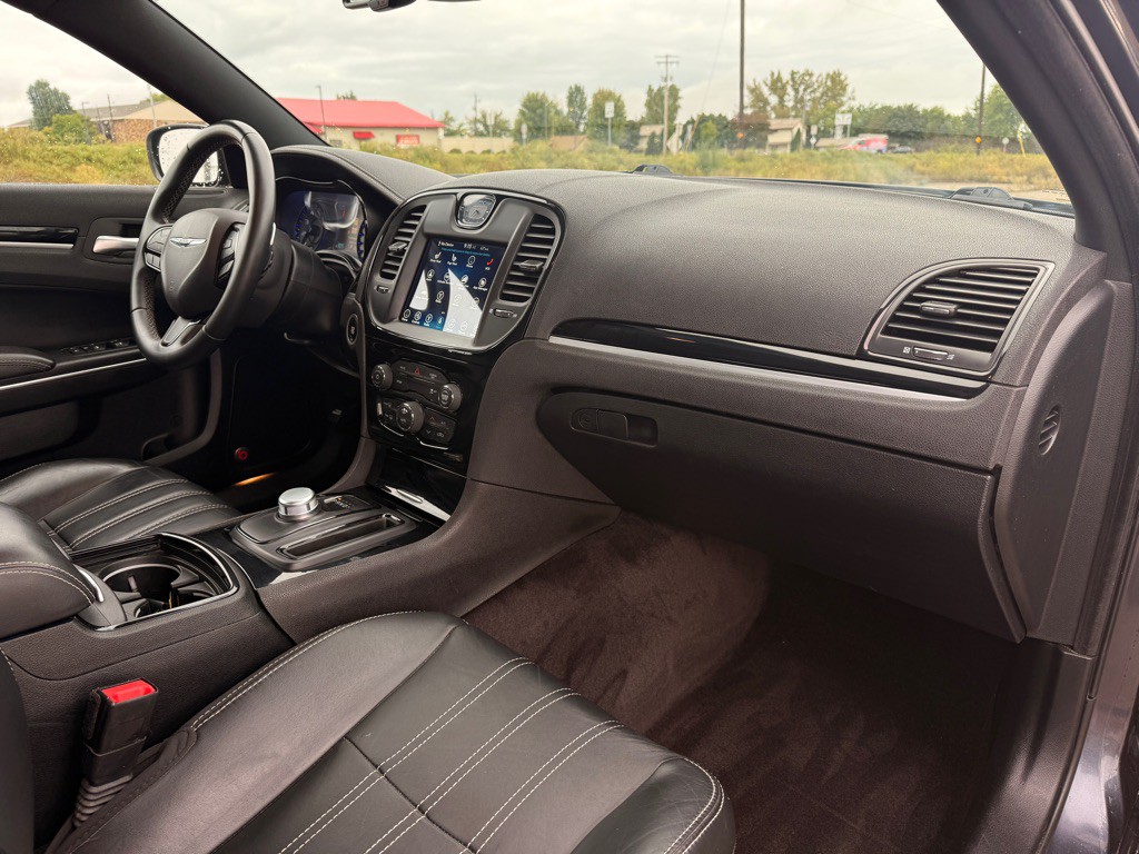 2017 Chrysler 300 Image 15