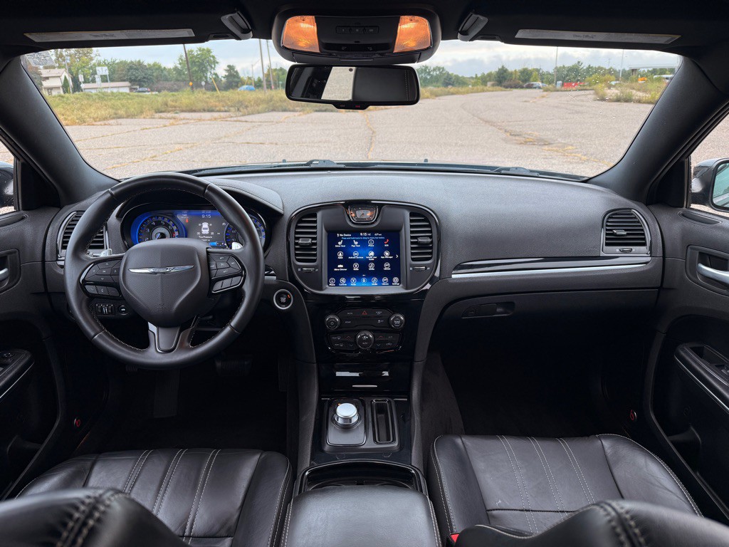 2017 Chrysler 300 Image 18