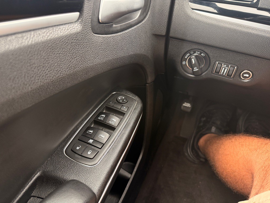 2017 Chrysler 300 Image 24