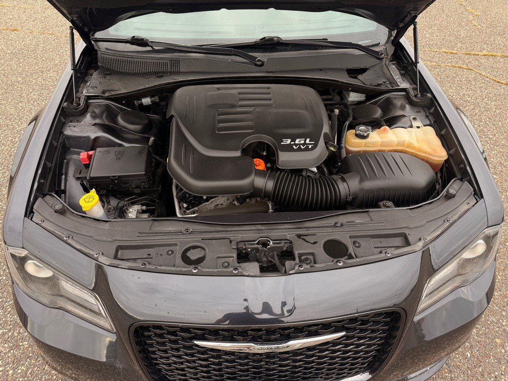 2017 Chrysler 300 Image 25