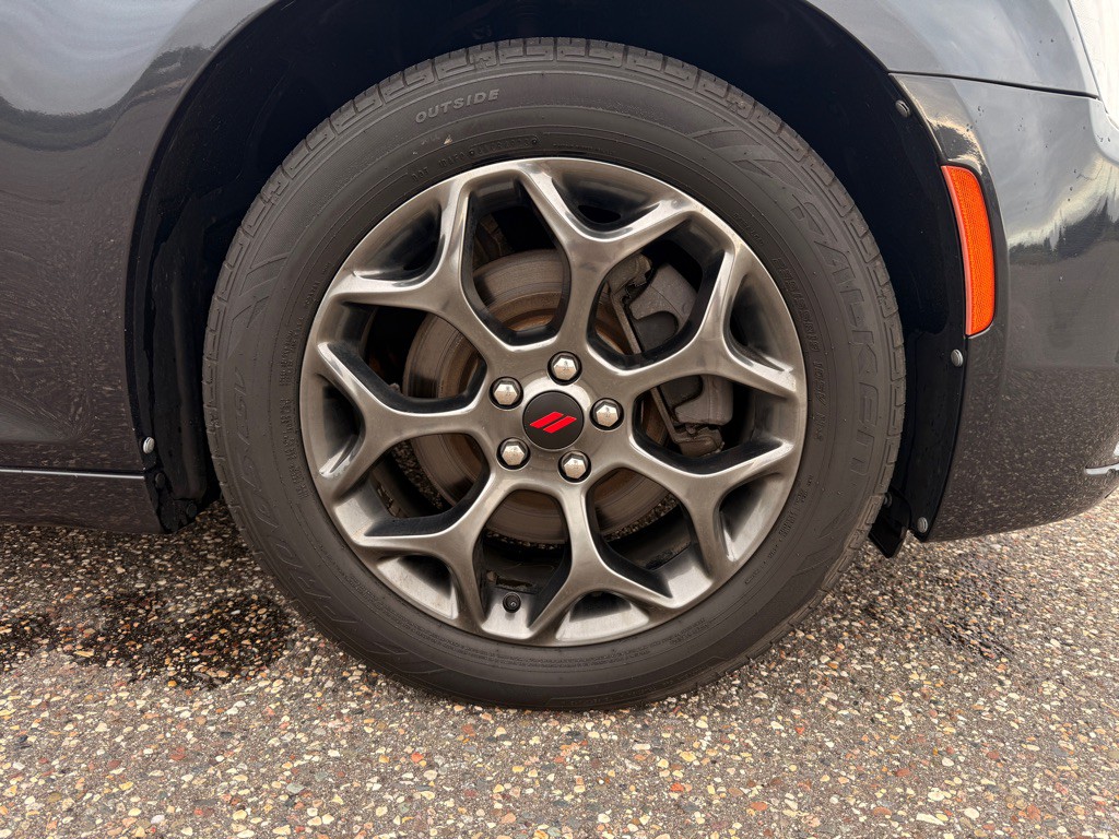 2017 Chrysler 300 Image 27