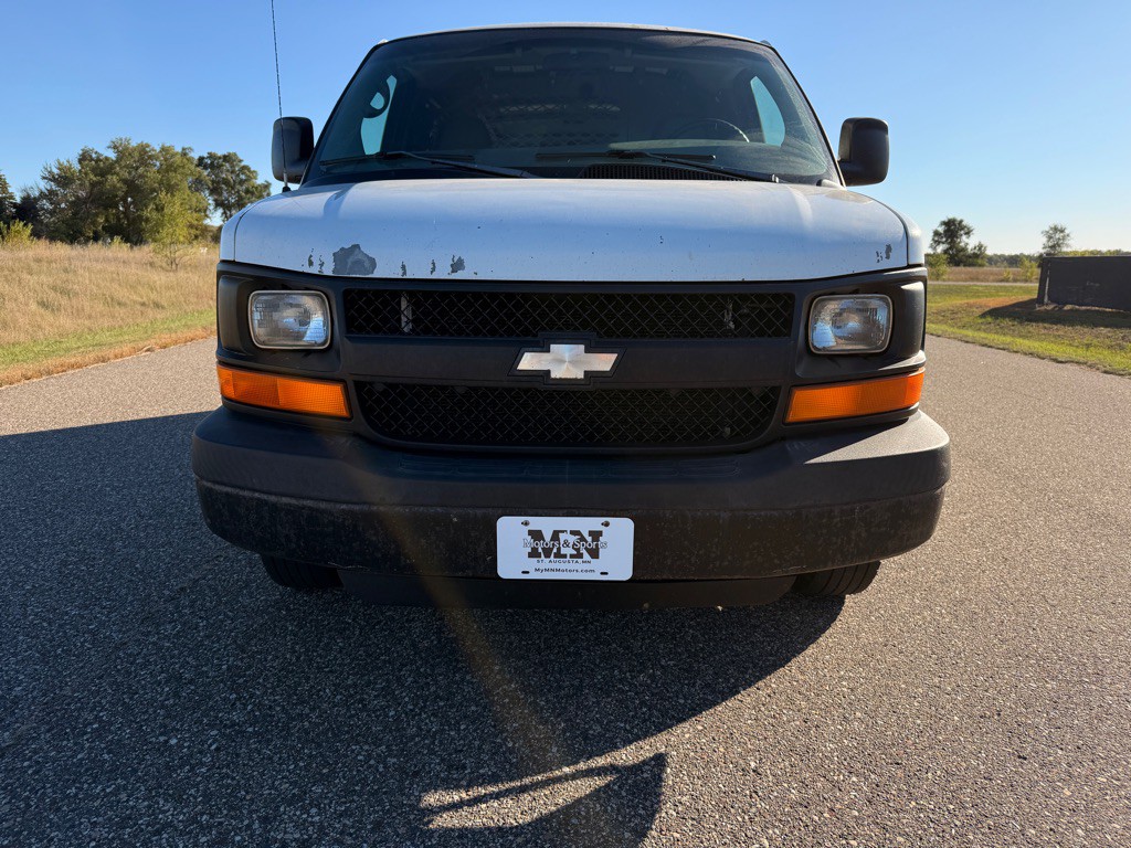 2005 Chevrolet Express Image 2