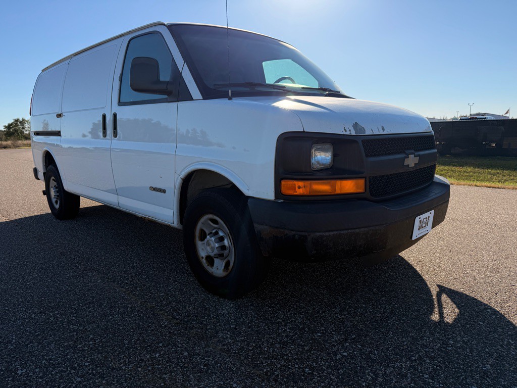 2005 Chevrolet Express Image 3