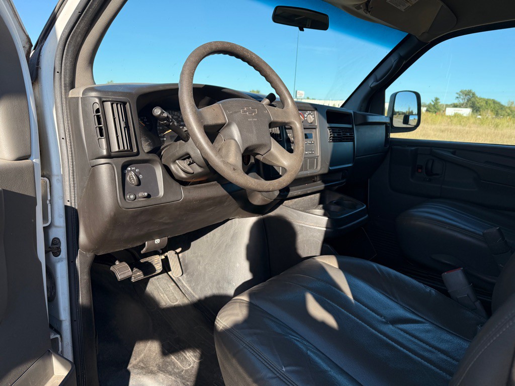 2005 Chevrolet Express Image 9
